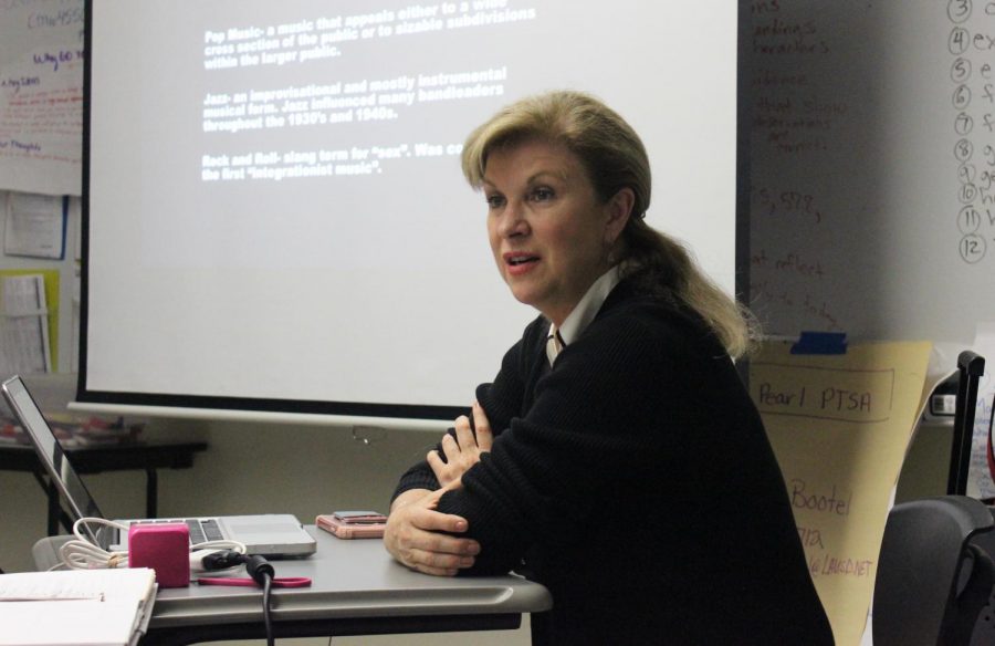 Journalism 100 teacher Tracie Savage lectures her students during the after school class. 