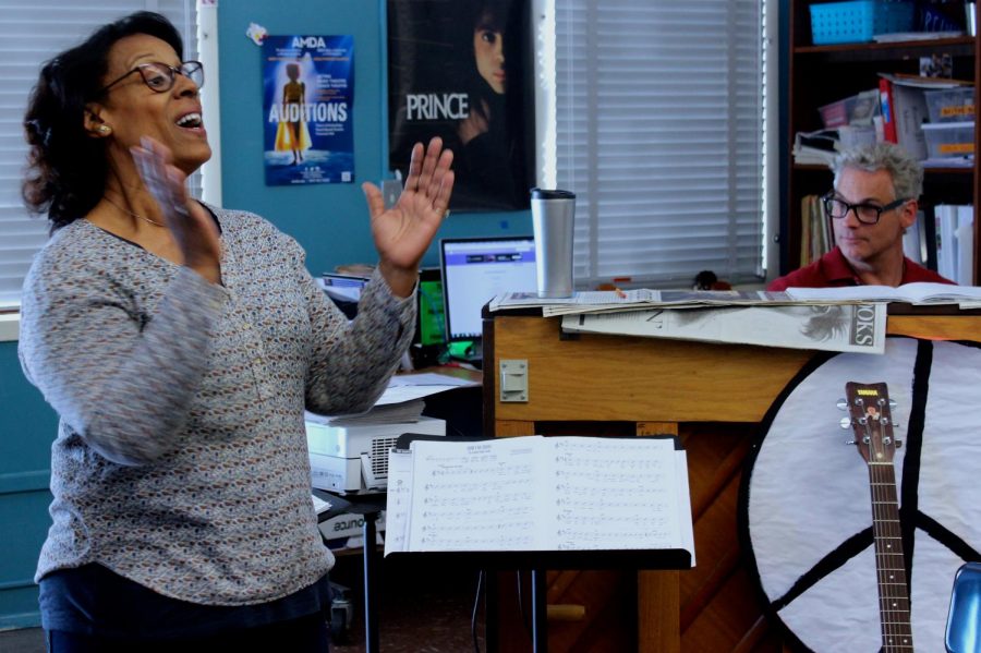 Volunteer vocal instructor Marsha Taylor helps Hambright with warming up the third period choir class.
