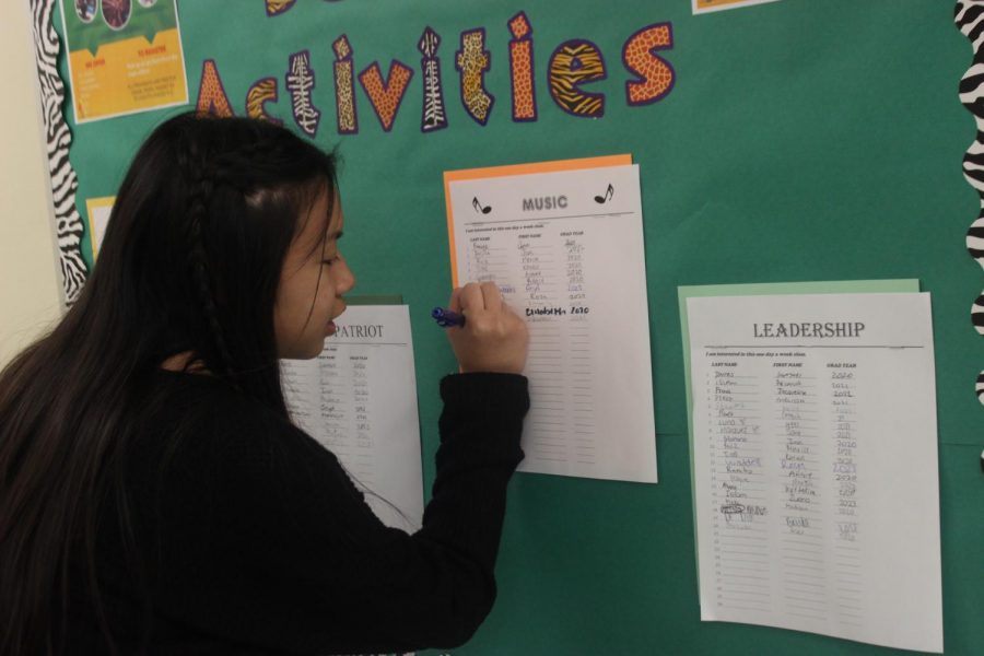 Entertainment Editor Alliana Samonte signs up for an after-school class on Sept. 20.