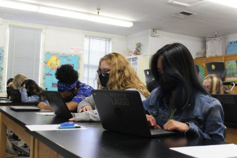 Juniors Jenica Felicitas, Angela Ledesma-Grattarola and Naamah Silcott take an online exam during their second period AP Environmental Science class at DPMHS
after coming back to school from distance learning.