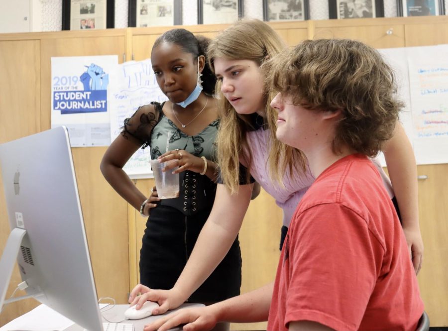 Art Director Gabrielle Lashley and Print Editor-in-Chief Delilah Brumer teach Entertainment Editor Grant Asner how to use Adobe InDesign on Sep. 14.