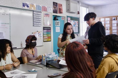 English teacher Francesca Gunther instructs students in her third period Freshman English class on Aug. 30. Students participated on an analytical activity which they wrote about in table groups. 