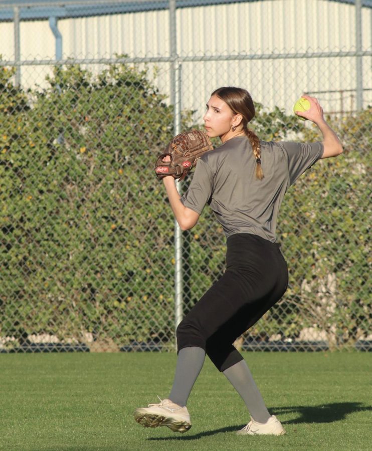 Varsity+outfielder+Monica+Gonzalez+fields+a+ground+ball+during+softball+practice+on+Feb.+8.+