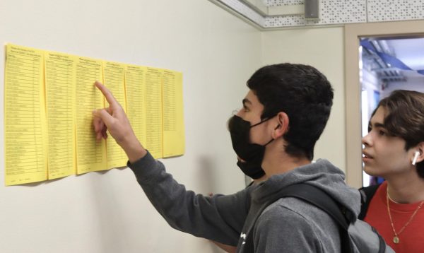 Students scan through a list of each students period one class on Aug. 14 before the start of the first day of the 2023-2024 school year. 