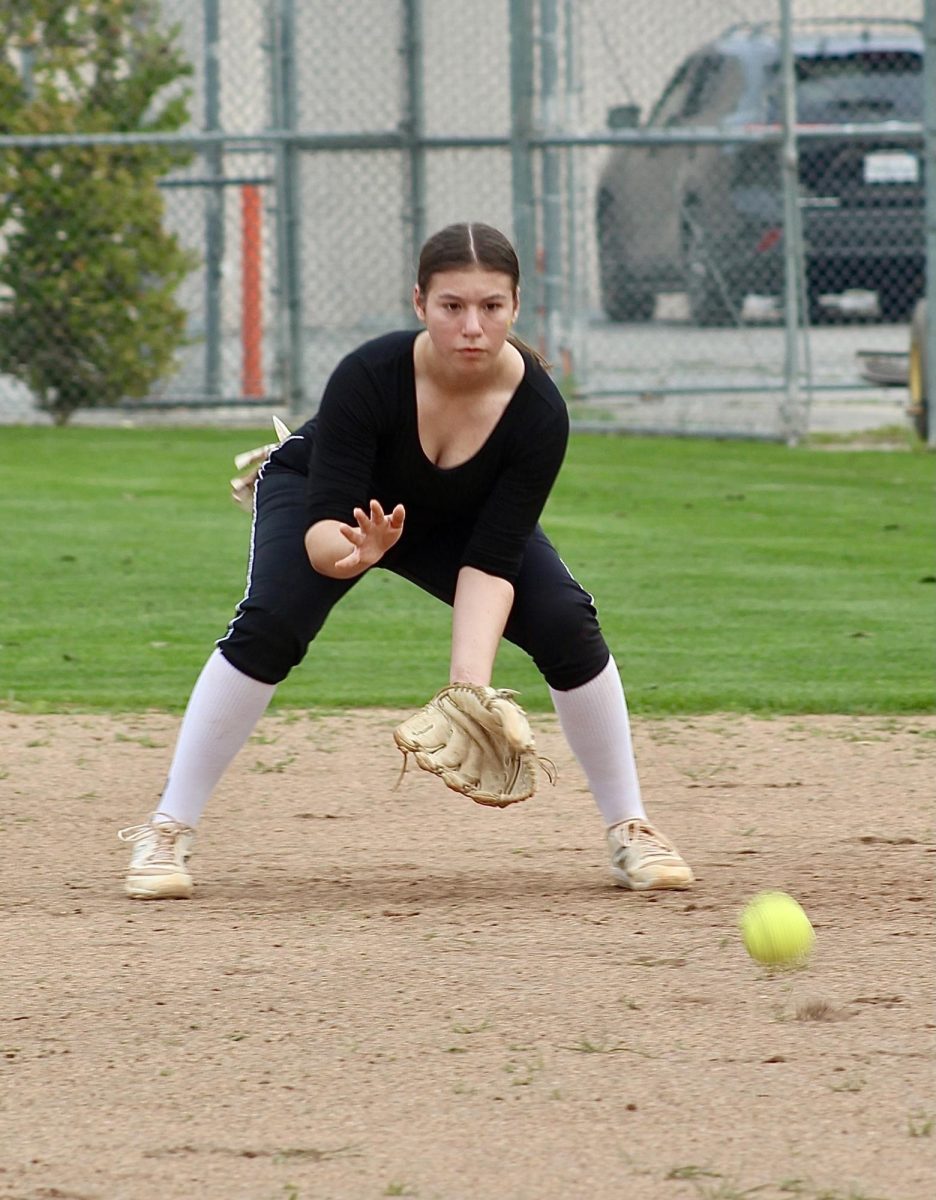 Freshman Emma Bullock fields a ground ball during varsity girls softball practice
on Jan. 18. With 11 years of softball experience under her belt, she intends to continue her pursuit of the sport throughout high school and beyond.